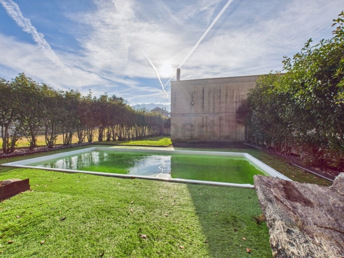Vendiamo bellissima, generosa casa a Brione sopra Minusio con piscina e giardino. ( No vista Lago) - 1