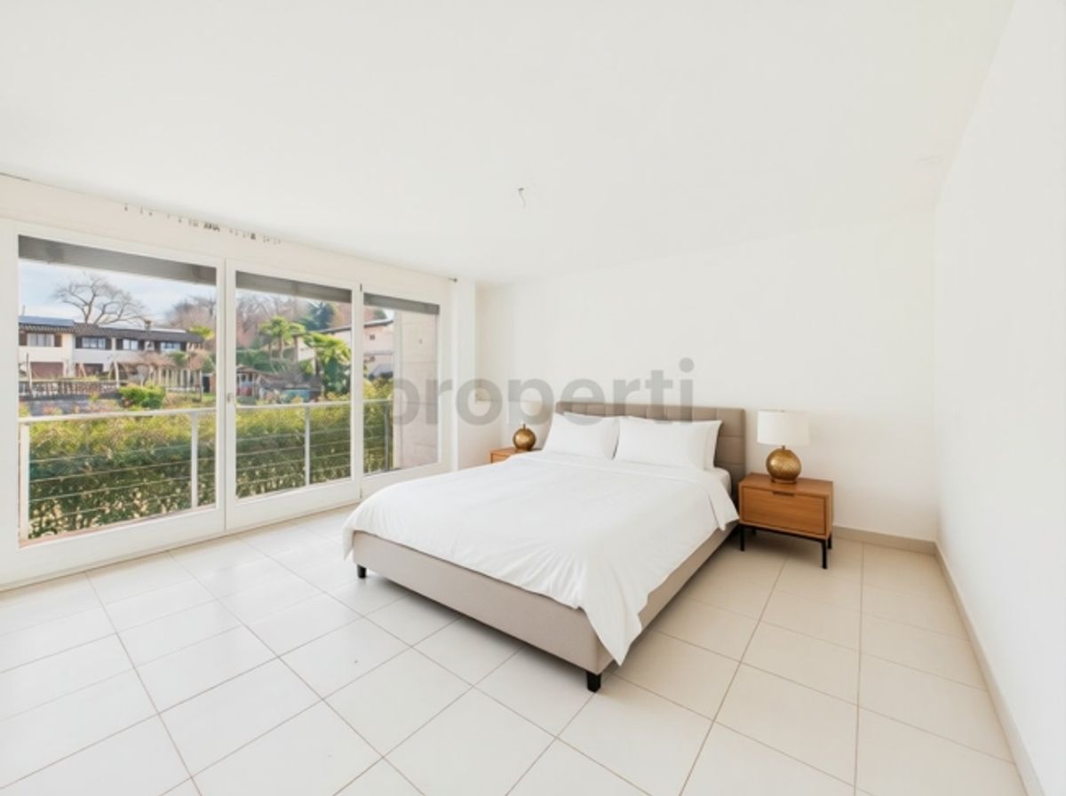 Vendiamo bellissima, generosa casa a Brione sopra Minusio con piscina e giardino. ( No vista Lago) - 5