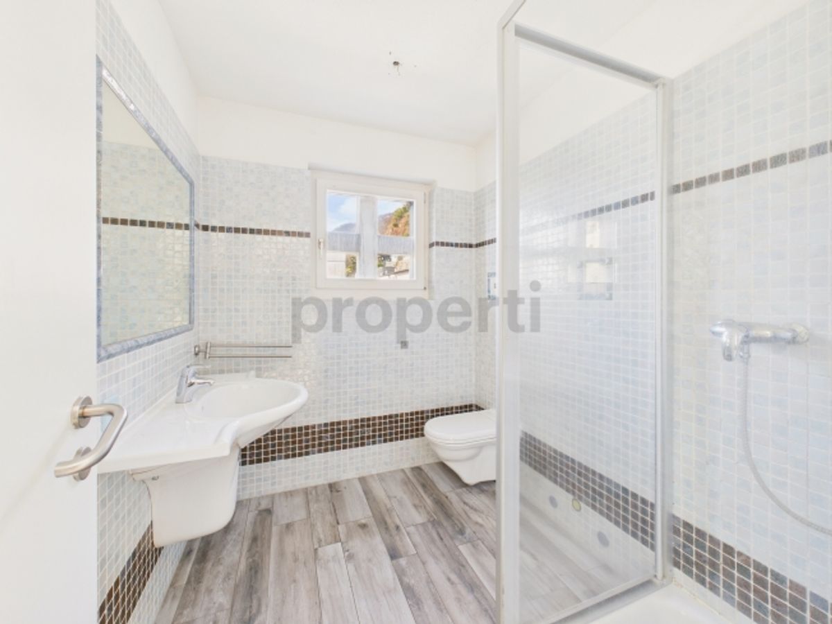 Vendiamo bellissima, generosa casa a Brione sopra Minusio con piscina e giardino. ( No vista Lago) - 8