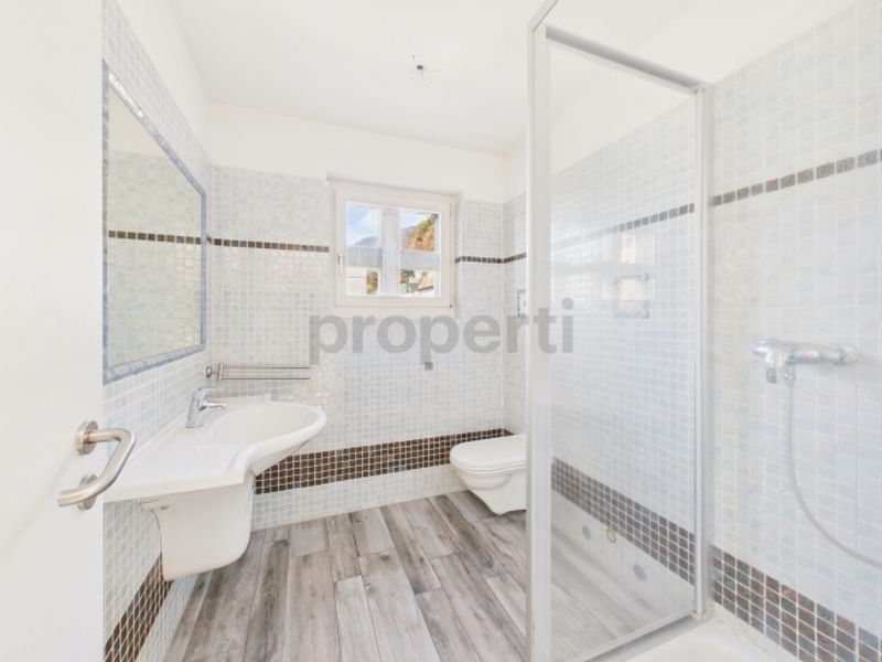 Vendiamo bellissima, generosa casa a Brione sopra Minusio con piscina e giardino. ( No vista Lago) - 9