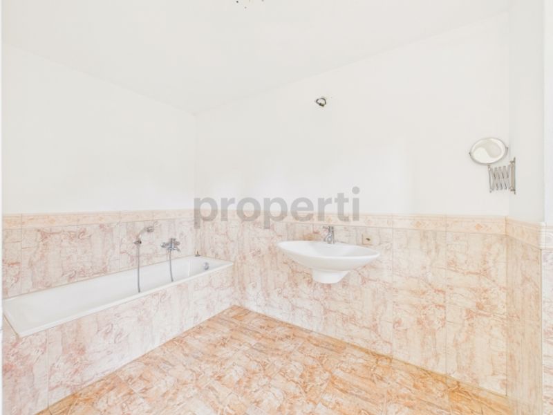 Vendiamo bellissima, generosa casa a Brione sopra Minusio con piscina e giardino. ( No vista Lago) - 10