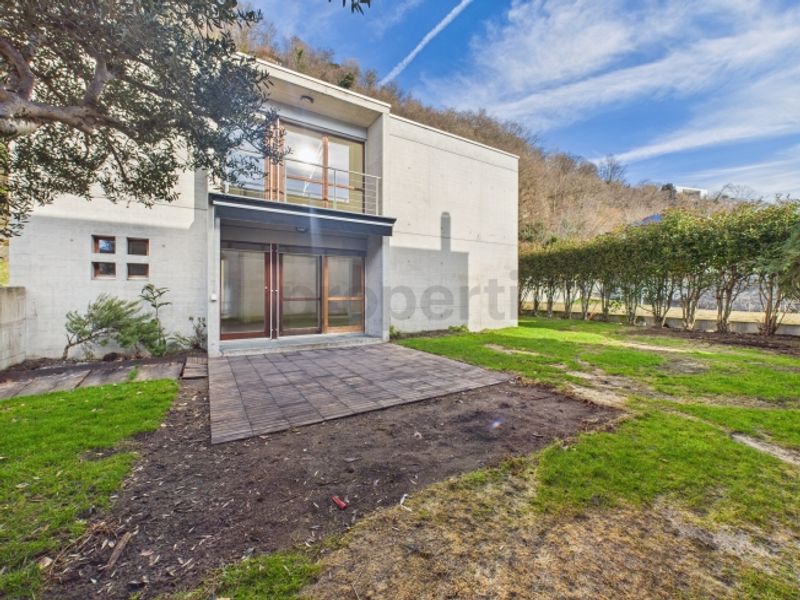 Vendiamo bellissima, generosa casa a Brione sopra Minusio con piscina e giardino. ( No vista Lago) - 11