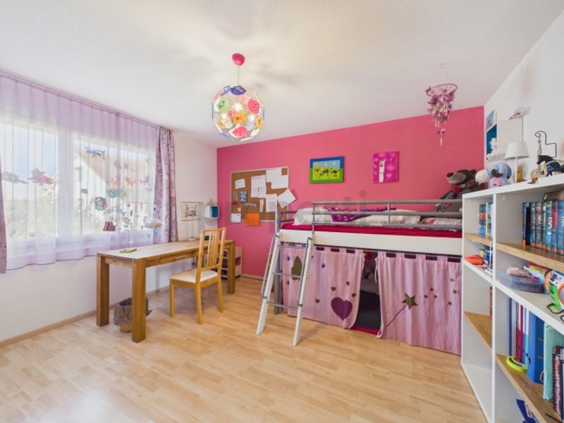 Freistehendes Einfamilienhaus von 2012 Modulare Fussbodenheizung, 5 Schlafzimmer und sonniger Garten - 10