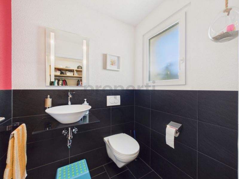 Freistehendes Einfamilienhaus von 2012 Modulare Fussbodenheizung, 5 Schlafzimmer und sonniger Garten - 12