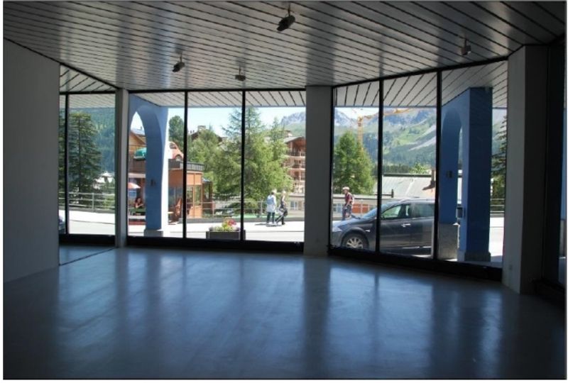 Ladenlokal im Zentrum Obersee mit über 8m Fensterfront in Arosa - 2