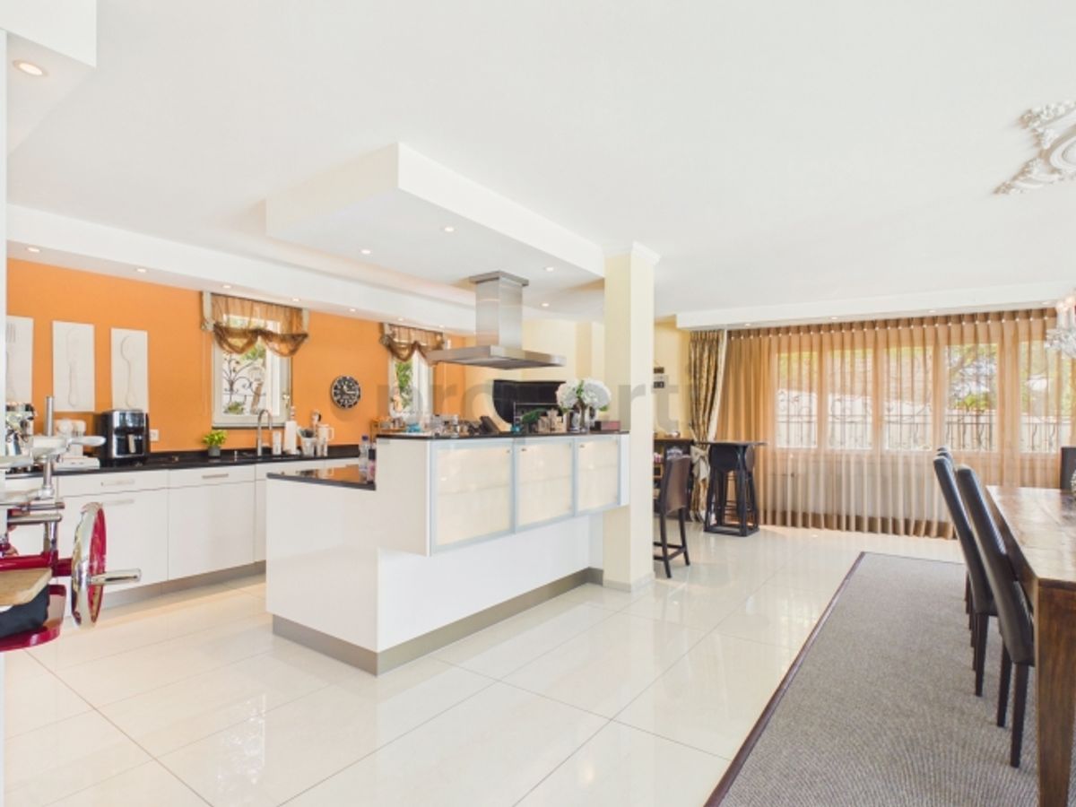 Exklusive Villa mit grandiosem Pool und unverbaubarem Panoramablick - 4
