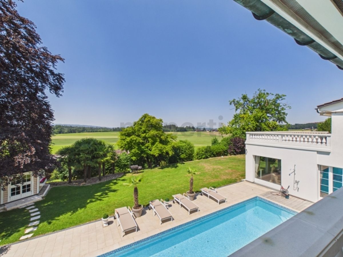 Exklusive Villa mit grandiosem Pool und unverbaubarem Panoramablick - 11