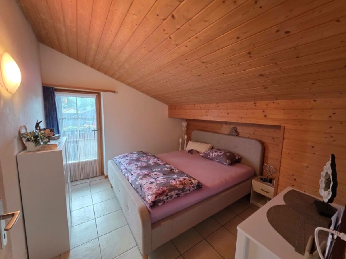 Süd-Balkon mit herrlicher Bergsicht Gemütliches Dachgeschoss, Parkplatz inklusive, nah am Crestasee. Zweitwohnsitz möglich - 5