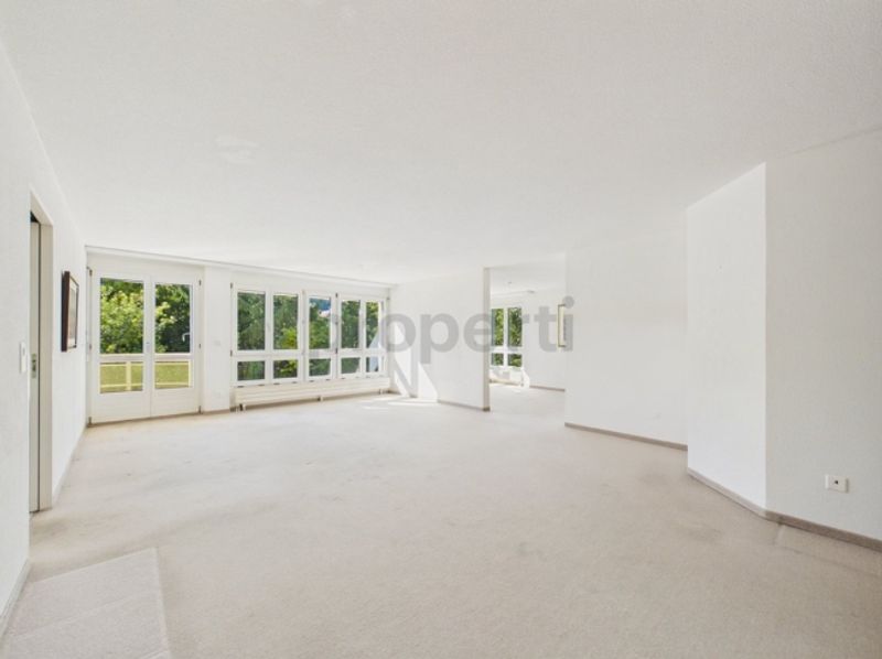 Lichtdurchflutetes Raumwunder, Vier Schlafzimmer und zwei Bäder, Einstellhallenplatz und Lift - 1