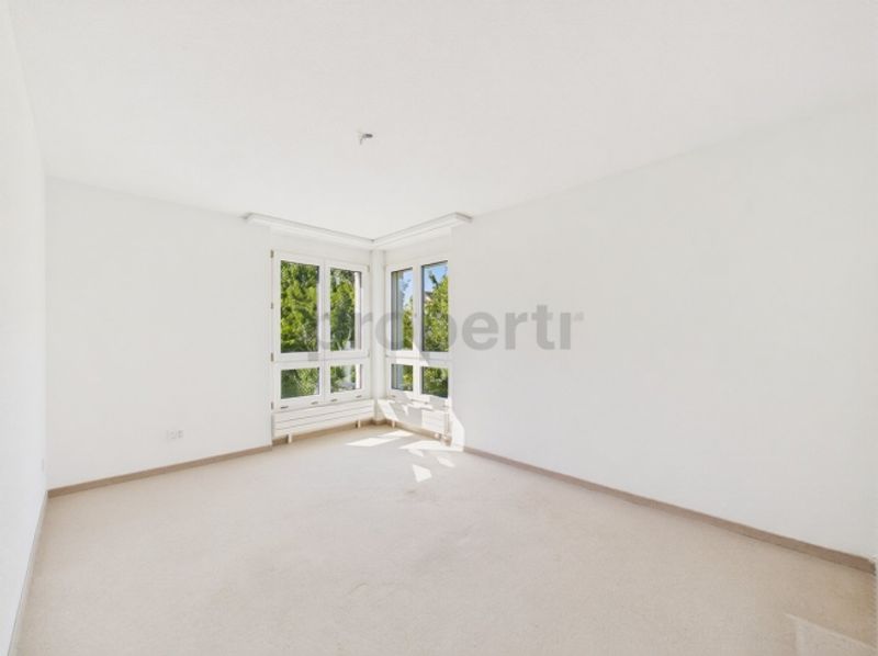 Lichtdurchflutetes Raumwunder, Vier Schlafzimmer und zwei Bäder, Einstellhallenplatz und Lift - 3
