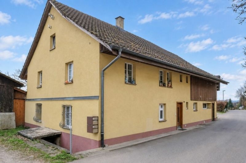 Zweifamilienhaus mit Stall und Landwirtschaftsland in Wettingen - 1