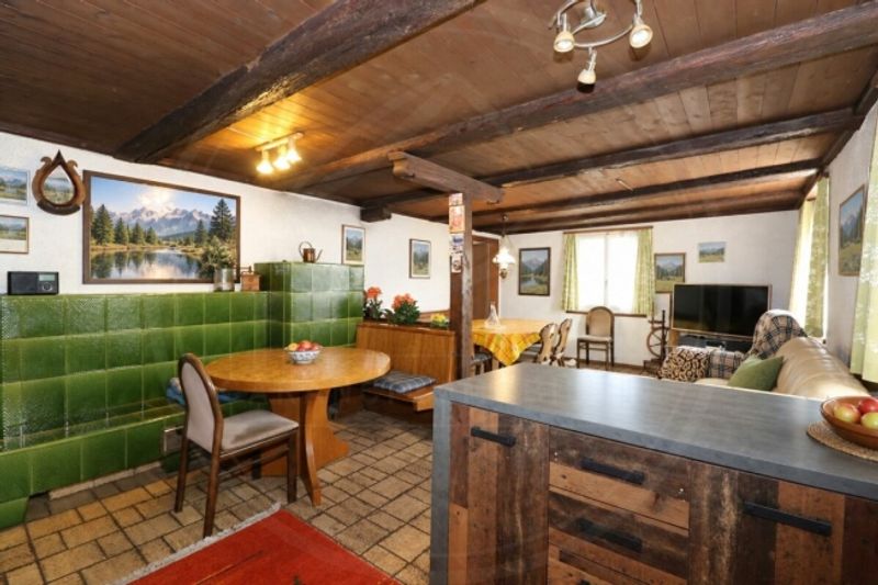 Zweifamilienhaus mit Stall und Landwirtschaftsland in Wettingen - 2