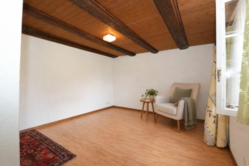 Zweifamilienhaus mit Stall und Landwirtschaftsland in Wettingen - 3