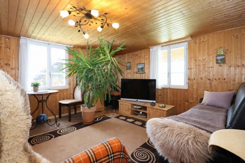Zweifamilienhaus mit Stall und Landwirtschaftsland in Wettingen - 7