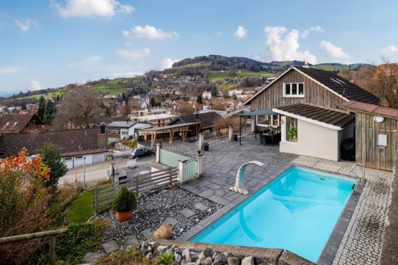 Hochwertiges Einfamilienhaus mit Pool und Weitsicht - 1