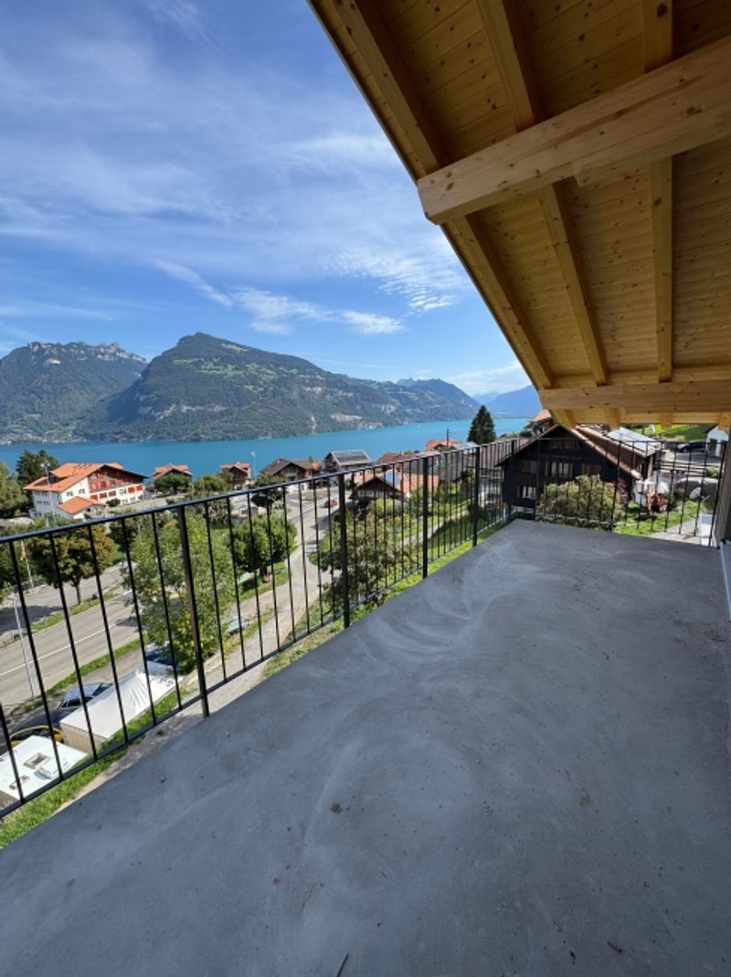 Herrliche Sicht auf den Thunersee, Grosszügiger Balkon mit Panoramablick, Erstbezug im Neubau mit vier Einheiten - 5