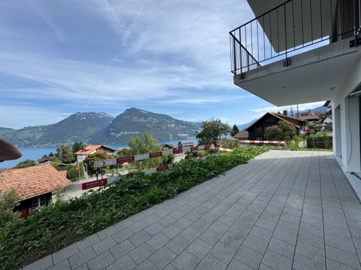 Herrliche Sicht auf den Thunersee, Grosszügige Terrasse (ca. 30 m²), Erstbezug im Neubau mit vier Einheiten - 1