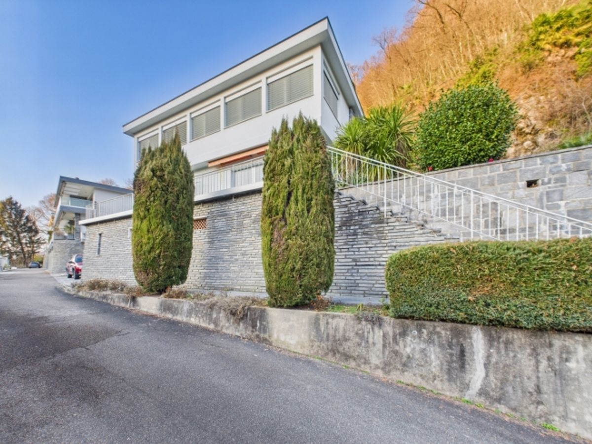 Spaziosa villa 5.5 locali con ampio giardino e vista aperta a Caslano - 0