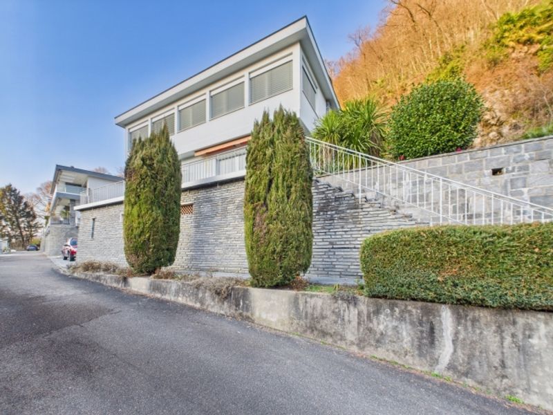 Spaziosa villa 5.5 locali con ampio giardino e vista aperta a Caslano - 1