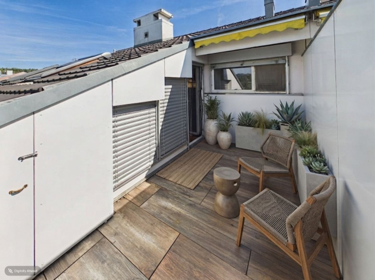 Maisonette-Traum auf zwei Ebenen Renoviert mit Fussbodenheizung, Balkone und Einstellhallenplatz - 8