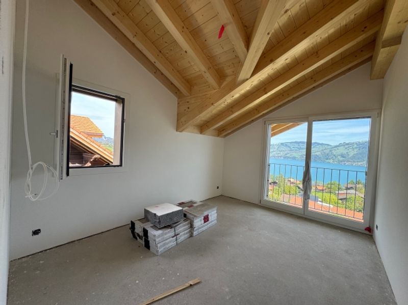 Herrliche Sicht auf den Thunersee, Grosszügiger Balkon mit Panoramablick, Erstbezug im Neubau mit vier Einheiten - 4