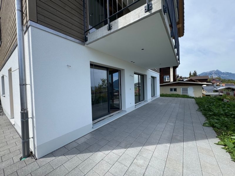 Herrliche Sicht auf den Thunersee, Grosszügige Terrasse (ca. 30 m²), Erstbezug im Neubau mit vier Einheiten - 4