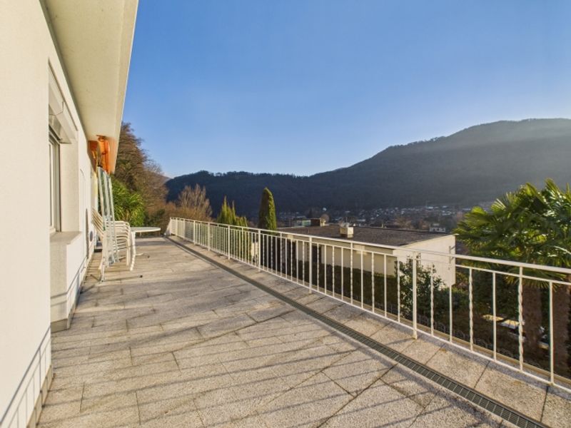 Spaziosa villa 5.5 locali con ampio giardino e vista aperta a Caslano - 2