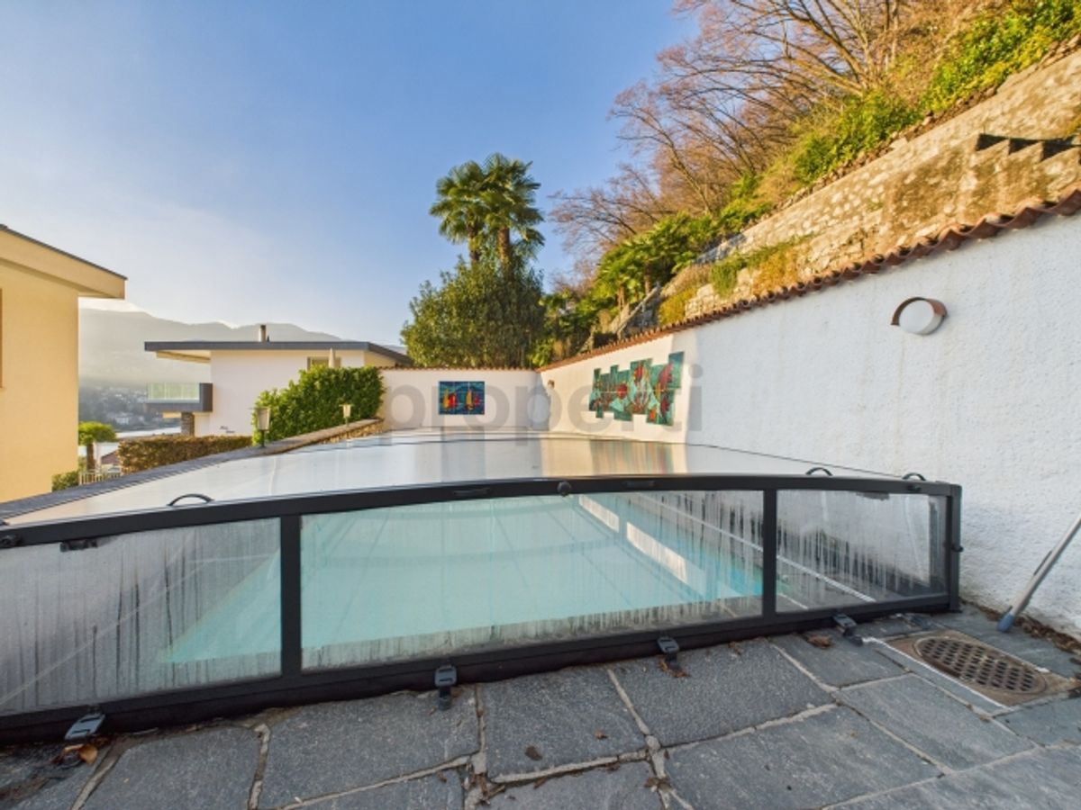 Spaziosa villa 5.5 locali con ampio giardino e vista aperta a Caslano - 11