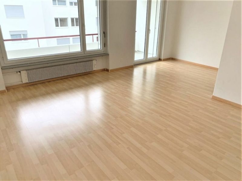 Hell und geräumig, mit Balkon im Grünen! - 2