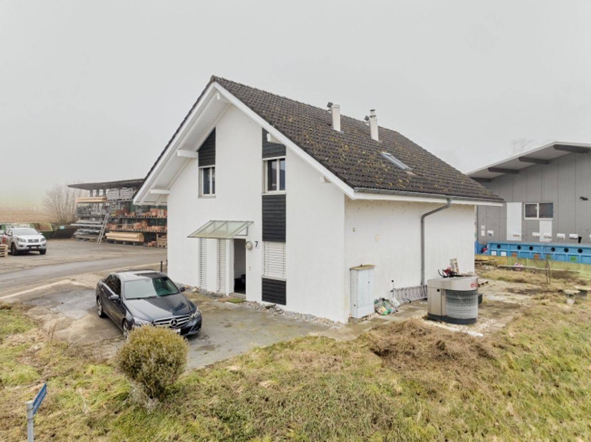 VIELFÄLTIGE LIEGENSCHAFT EXKLUSIV FÜR GEWERBENUTZUNG - 0