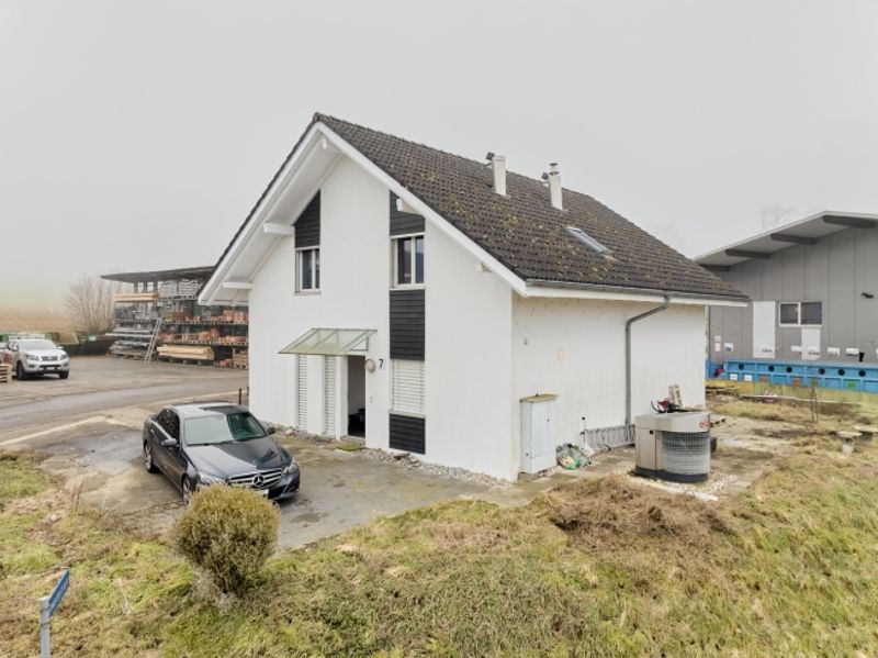 VIELFÄLTIGE LIEGENSCHAFT EXKLUSIV FÜR GEWERBENUTZUNG - 1
