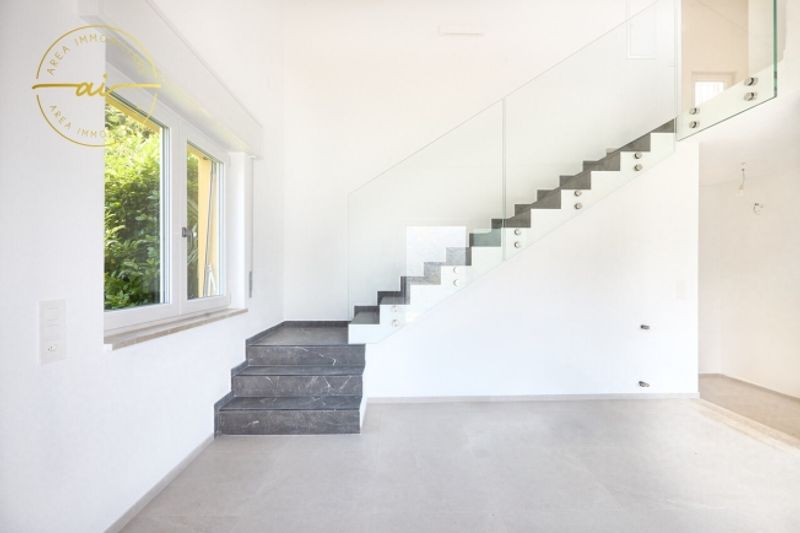 SCHÖNES FREISTEHENDES HAUS MIT SEEBLICK IN ROVIO - 1