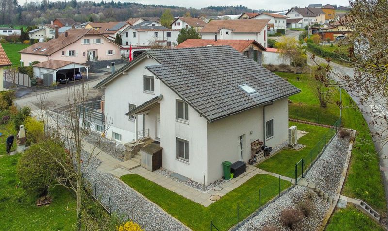 Wunderschöne 6.5-Zimmer-Villa mit Einliegerwohnung - 1