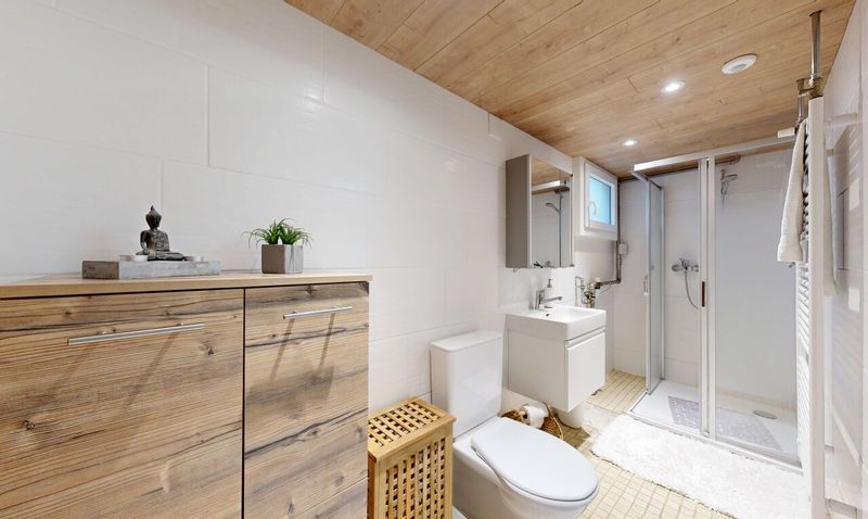 Renovated family home: Garden, Terrace & Independent Potential - 10