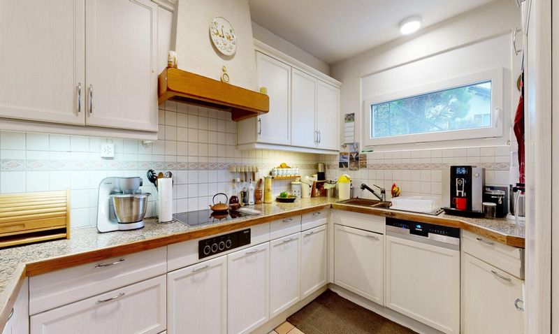 Family Home – 140 m² with Garden, South-Facing Exposure and Garage - 7