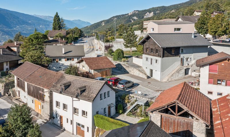 4.5-Room Home in a Quiet and Sunny Setting with Great Potential - 1