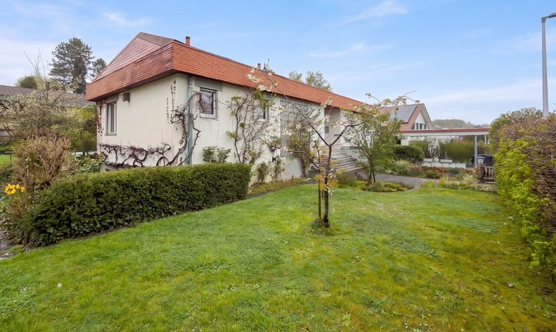 Charmantes EFH mit grosszügigem Umschwung und viel Potential - 1