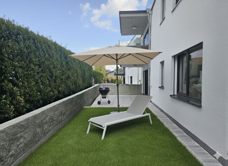 NEUBAU AN TOPLAGE MIT GROSSZÜGIGEM SITZPLATZ (40 M²) SOWIE EIGENER WASCHKÜCHE UND KELLER (17,4 M²). DIE WOHNUNG KANN AUF WUNSCH AUCH MÖBLIERT GEMIETET WERDEN. - 1