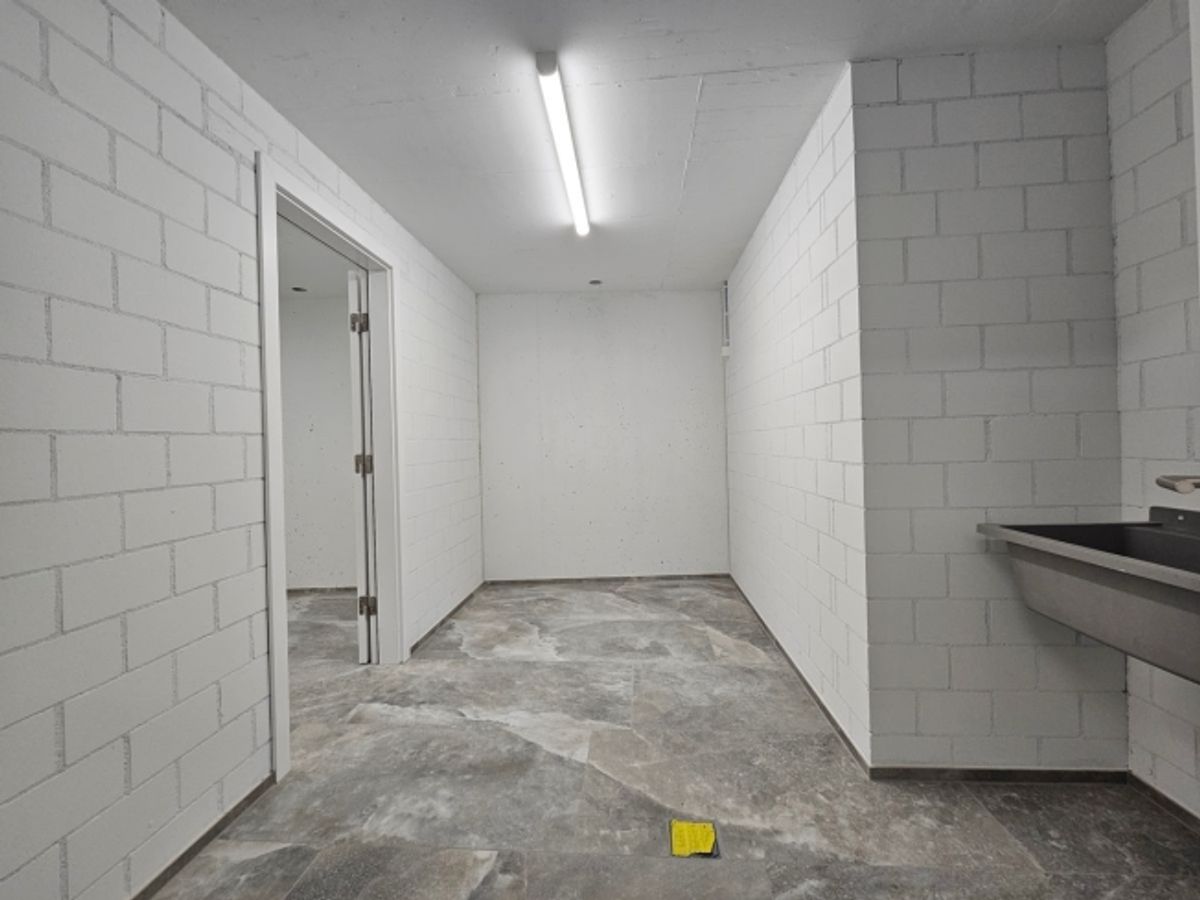 NEUBAU AN TOPLAGE MIT GROSSZÜGIGEM SITZPLATZ (40 M²) SOWIE EIGENER WASCHKÜCHE UND KELLER (17,4 M²). DIE WOHNUNG KANN AUF WUNSCH AUCH MÖBLIERT GEMIETET WERDEN. - 4