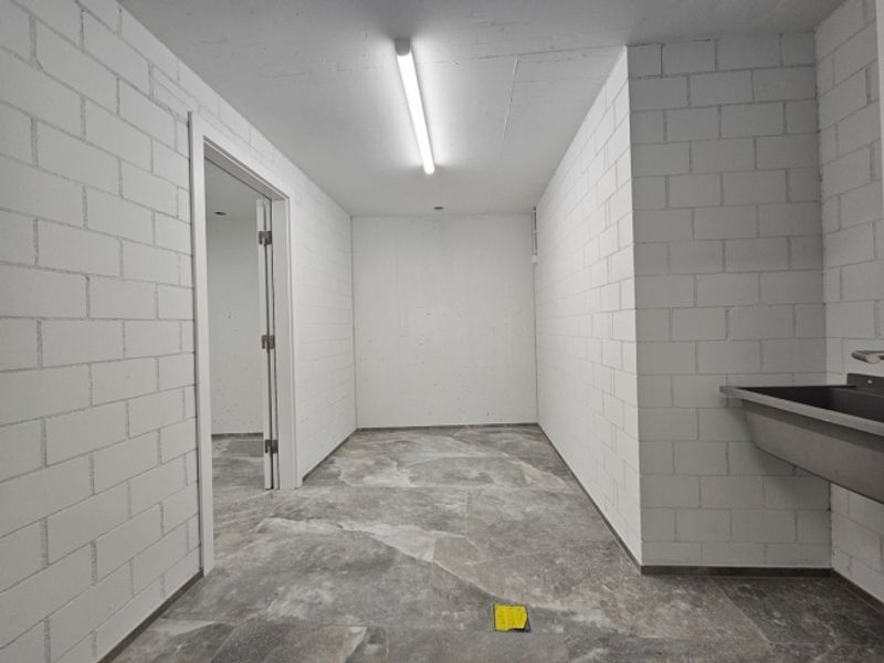 NEUBAU AN TOPLAGE MIT GROSSZÜGIGEM SITZPLATZ (40 M²) SOWIE EIGENER WASCHKÜCHE UND KELLER (17,4 M²). DIE WOHNUNG KANN AUF WUNSCH AUCH MÖBLIERT GEMIETET WERDEN. - 5