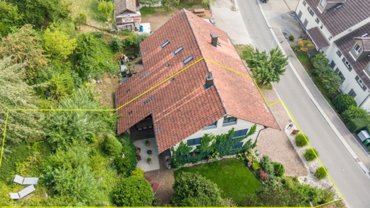 Ruhig gelegenes 4.5 Zimmer Doppeleinfamilienhaus mit Ausbaupotenzial! - 1