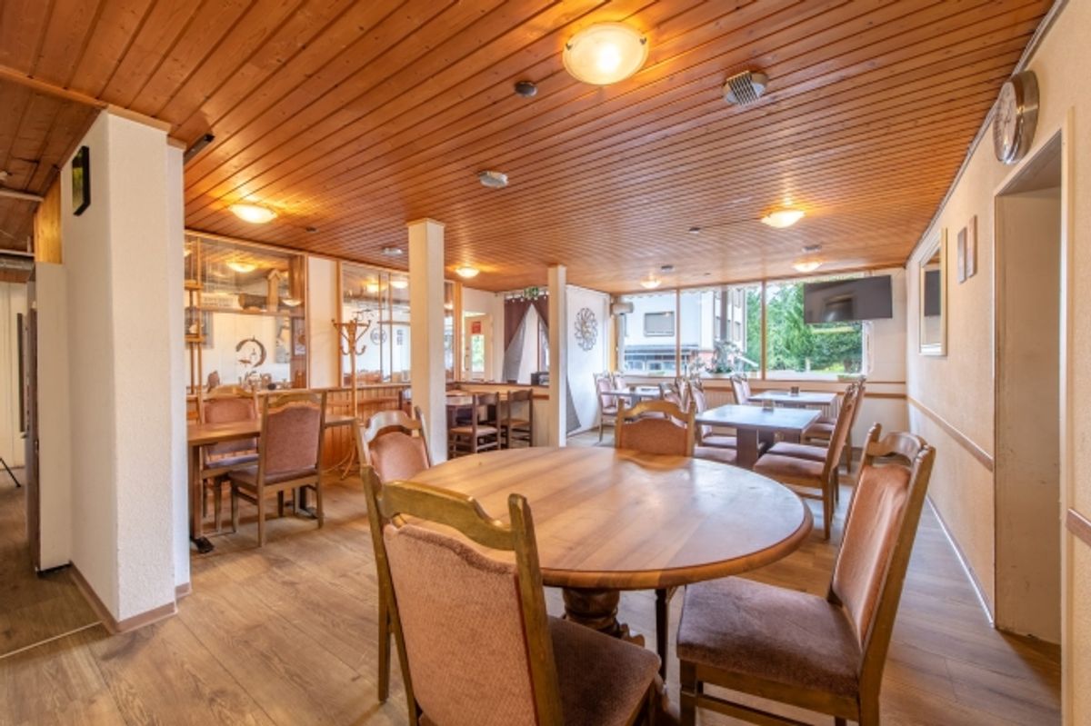 Wo Wohnen auf Gewerbe trifft - Vielseitige Liegenschaft mit Restaurant & Lagergebäude - 1