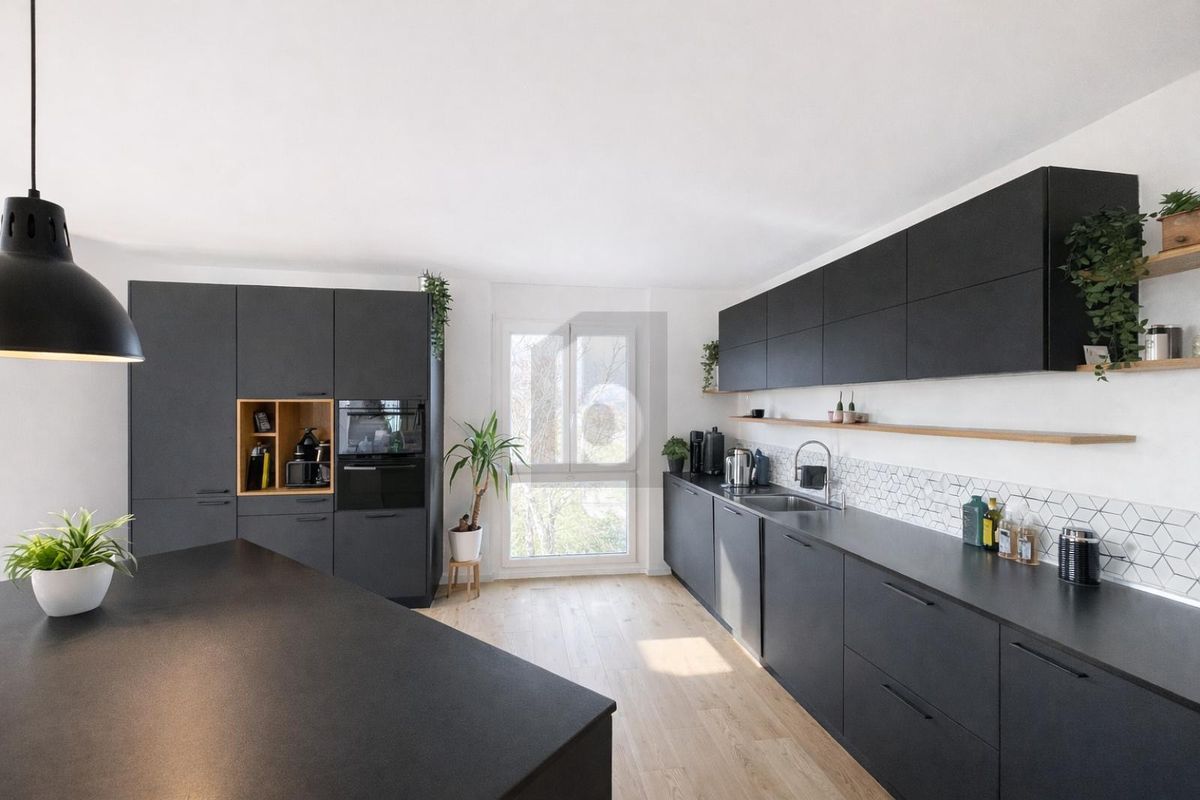 MAGNIFIQUE SPACIEUX RÉNOVÉ AVEC VUE DÉGAGÉE - 1