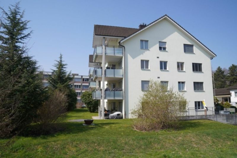 Wunderschöne 4.5-Gartenwohnung im Eigentumsstandard mit Cheminée an sehr ruhiger und südlicher Lage - 1