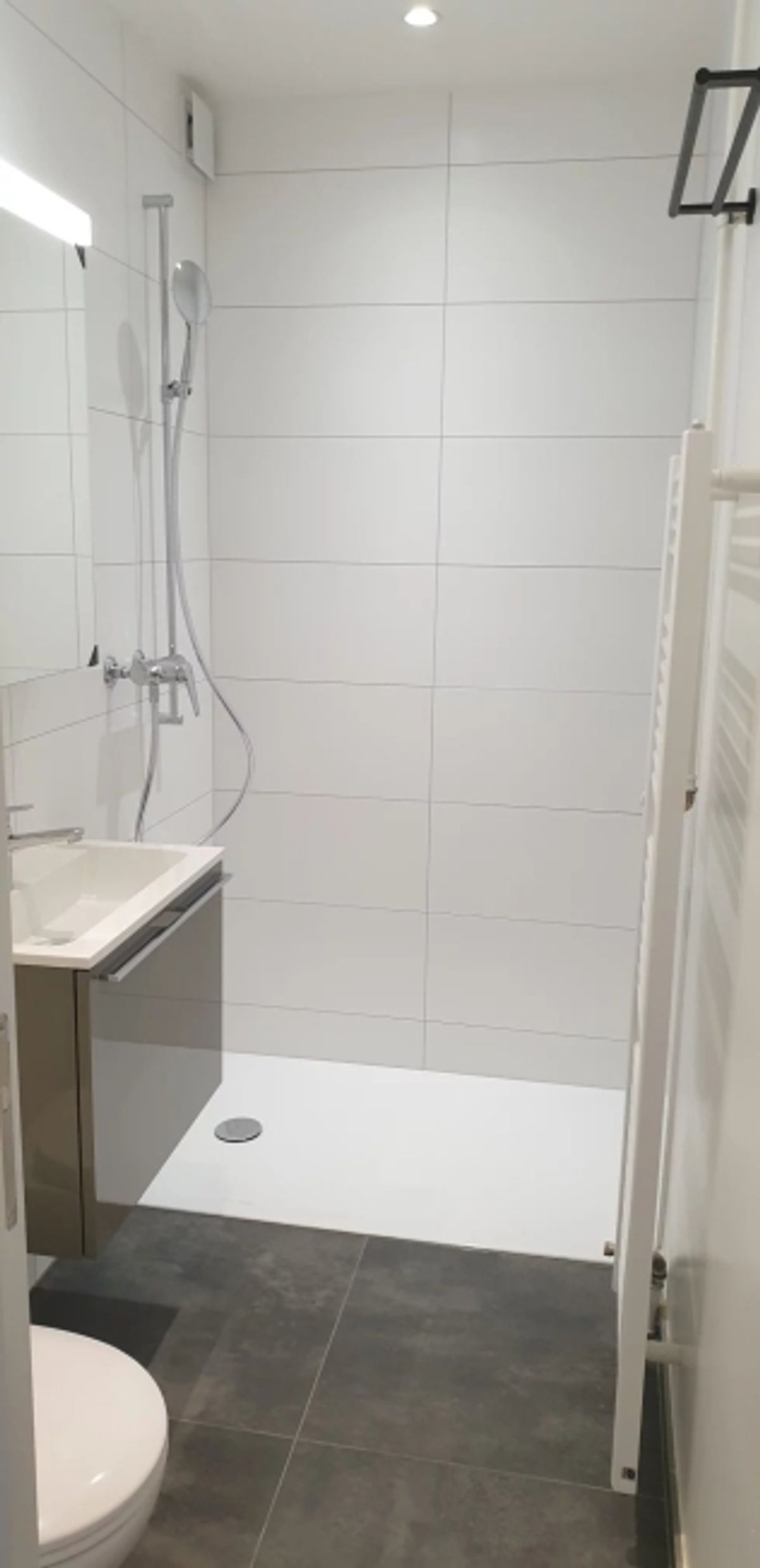 Eine 2-Zimmer-Wohnung im ersten Stock komplett renoviert. - 8