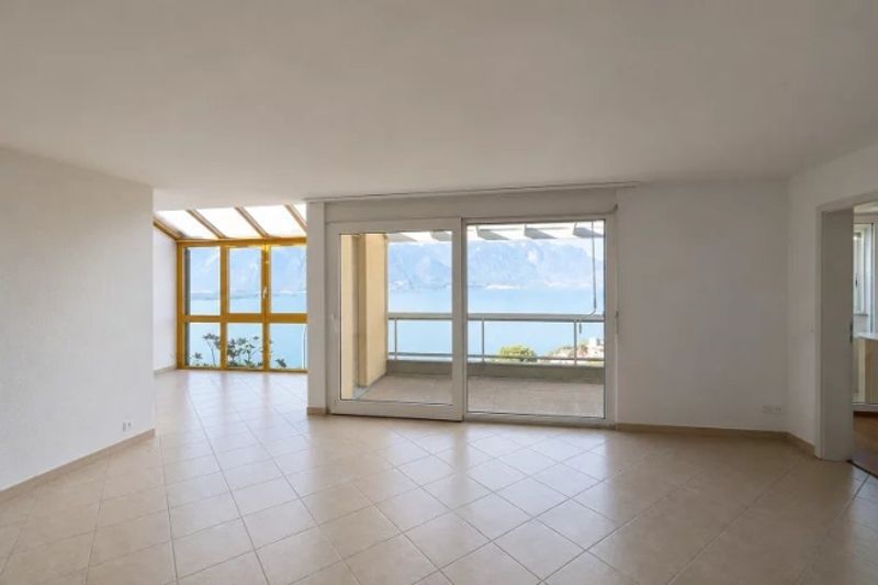 Eine geräumige 3-Zimmer-Wohnung von 120 m² im 2. Stock mit Dach und einem atemberaubenden Blick auf den See. - 2