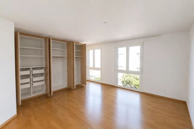 Eine geräumige 3-Zimmer-Wohnung von 120 m² im 2. Stock mit Dach und einem atemberaubenden Blick auf den See. - 3
