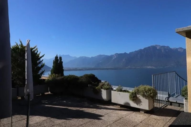 Eine geräumige 3-Zimmer-Wohnung von 120 m² im 2. Stock mit Dach und einem atemberaubenden Blick auf den See. - 9