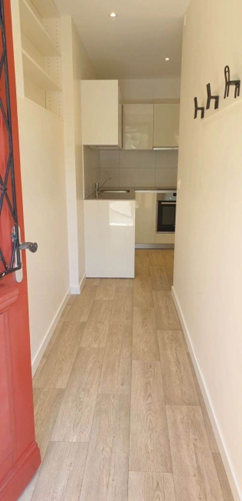 Eine 2-Zimmer-Wohnung im ersten Stock komplett renoviert. - 3
