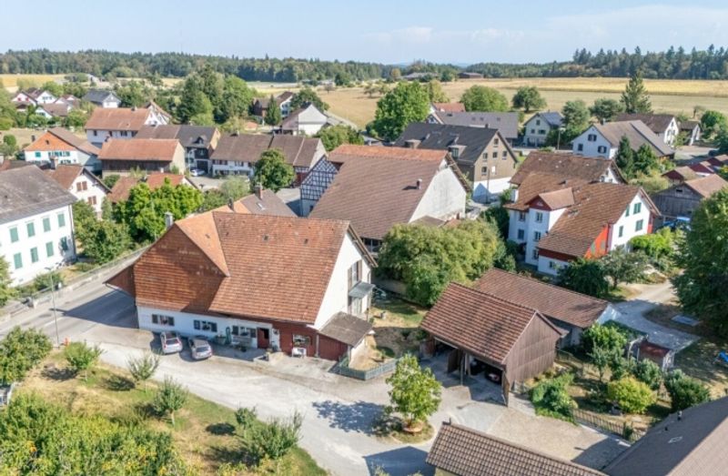 Historisches 9.5-Zimmer-Bauernhaus - stilvoll saniert, einzigartig im Charakter - 1